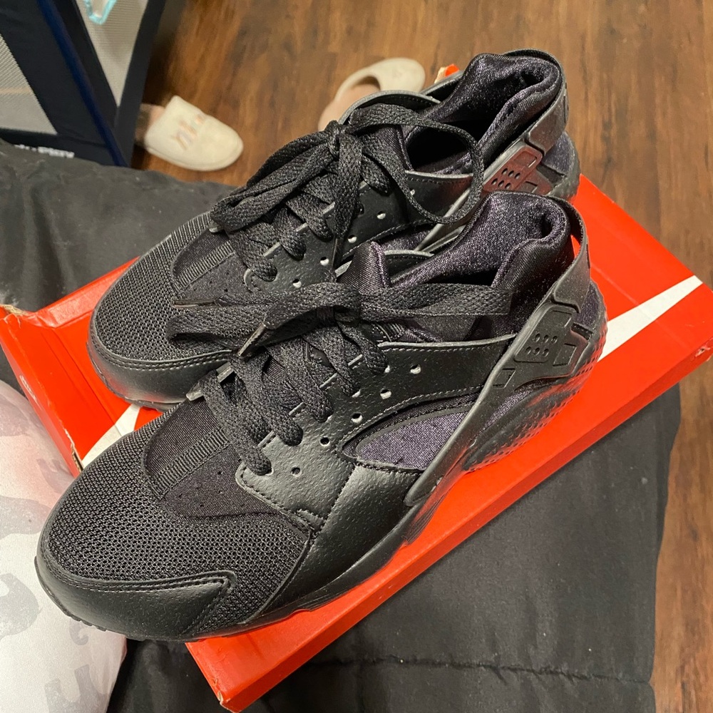 6.5Y Nike Huarache all black